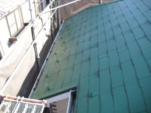 新宿区にてガルバリウム鋼板屋根材でのカバー工法〈雨漏り対策〉 施工前
