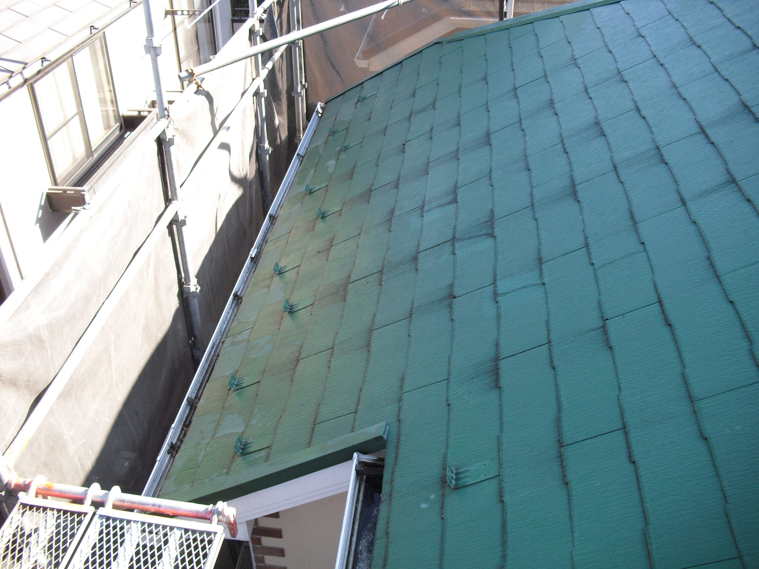 新宿区にてガルバリウム鋼板屋根材でのカバー工法〈雨漏り対策〉 施工前