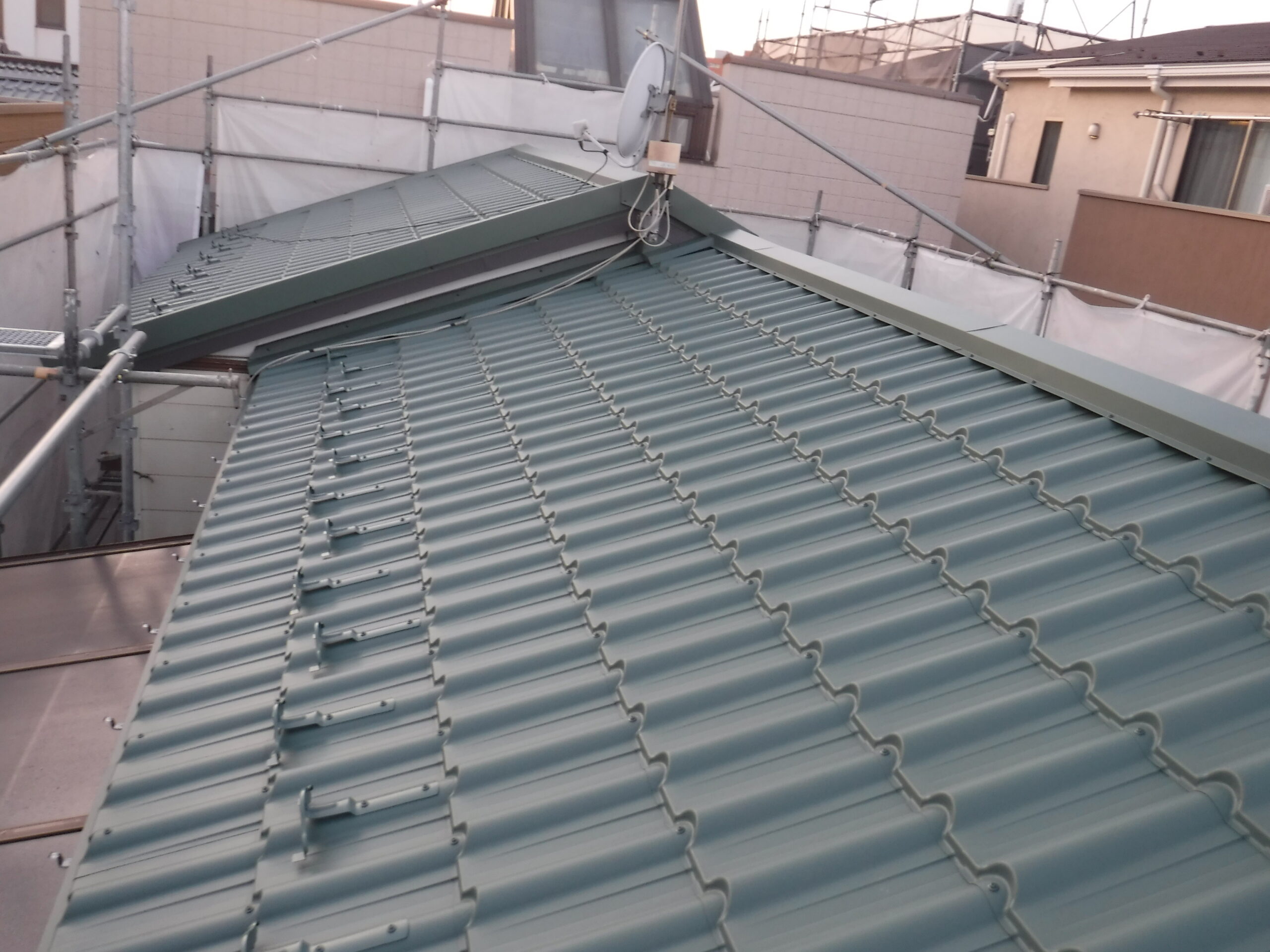 新宿区にて屋根修理〈雨漏りリスクを抑えるカバー工法〉 施工後